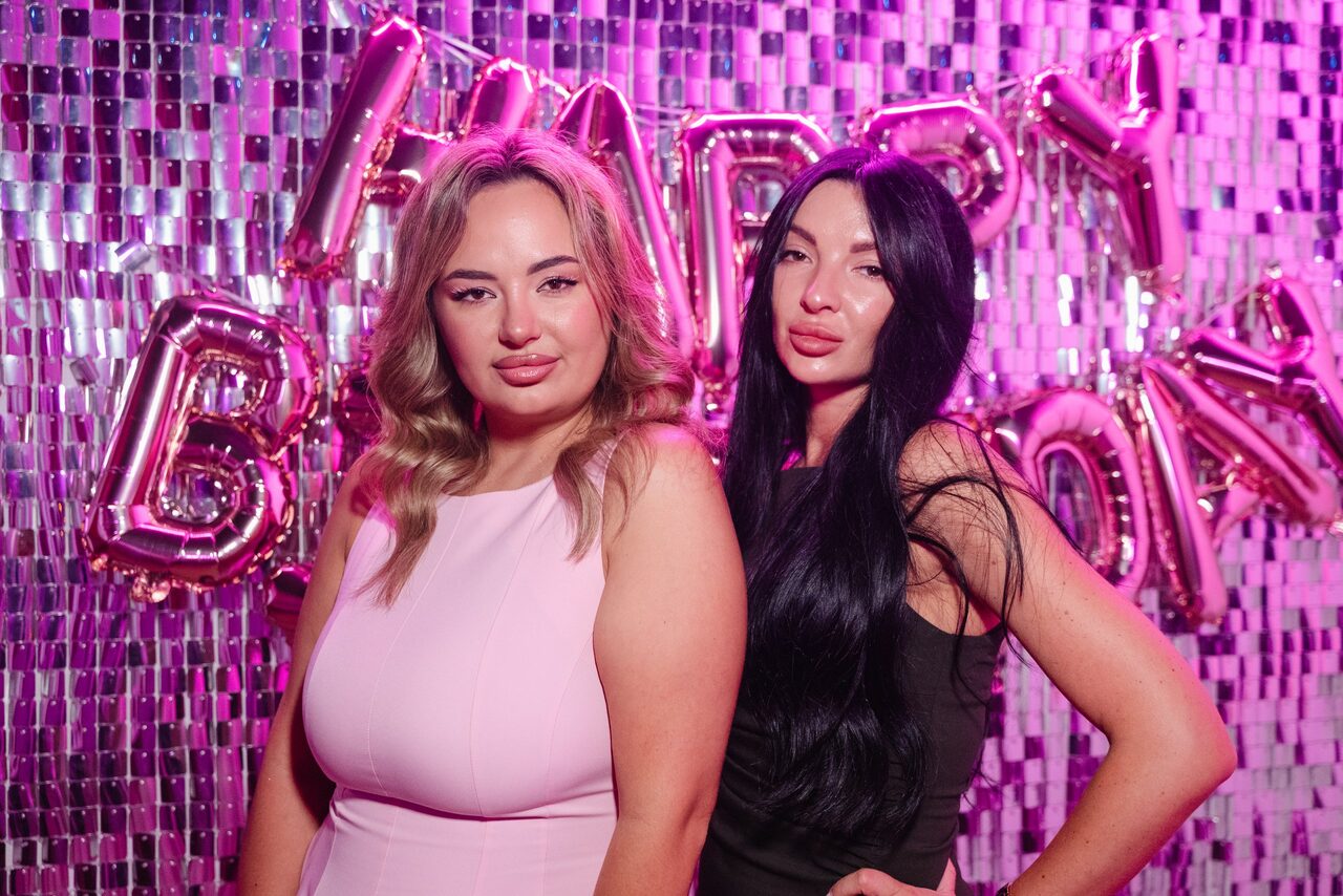 Арендовать Тёмный караоке лофт-зал