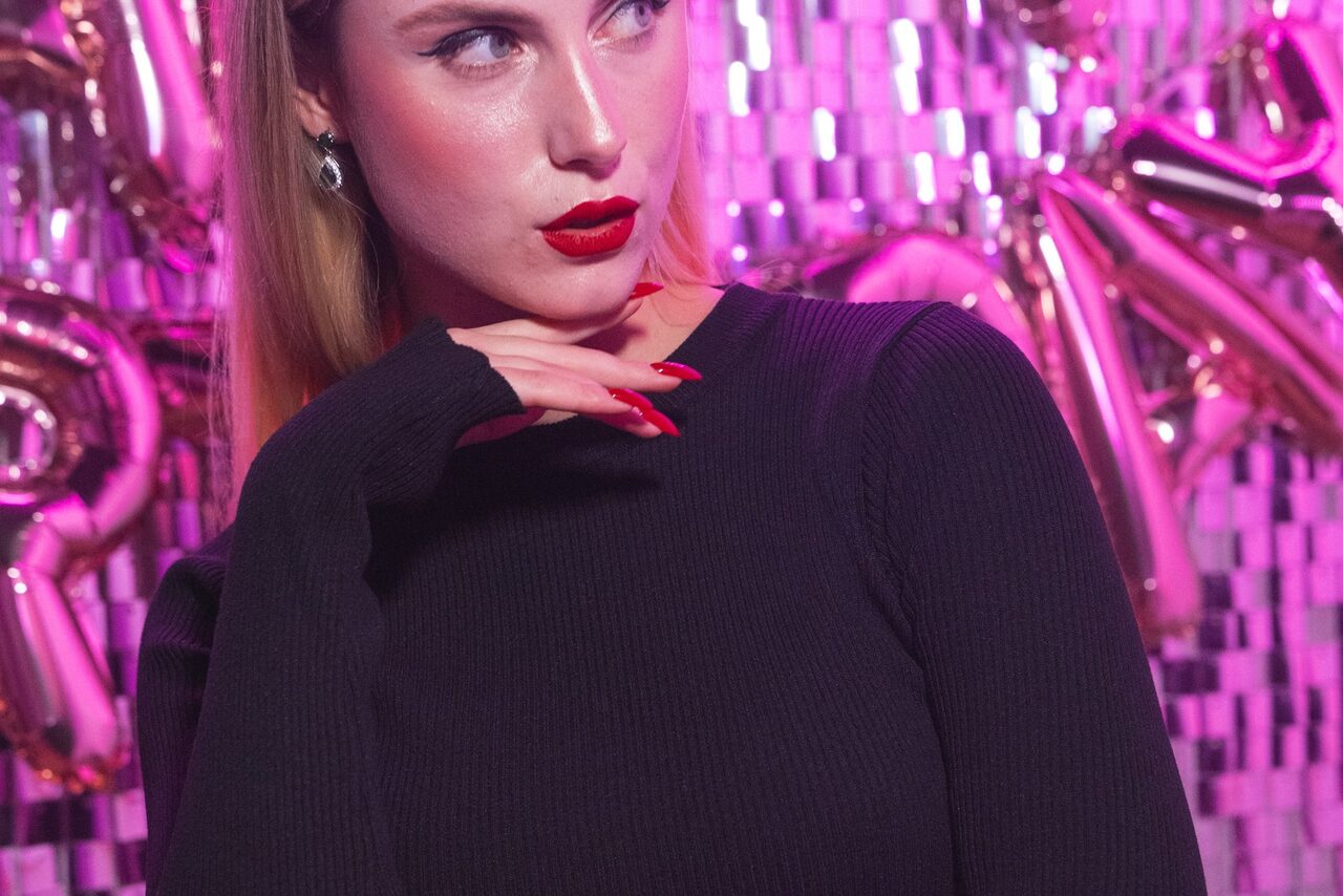 Арендовать Тёмный караоке лофт-зал