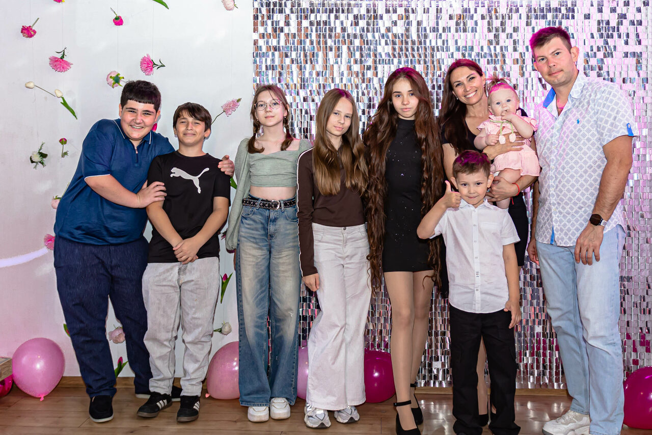 Арендовать Тёмный караоке лофт-зал