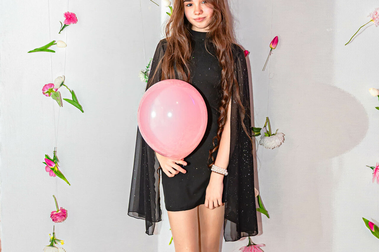 Арендовать Тёмный караоке лофт-зал