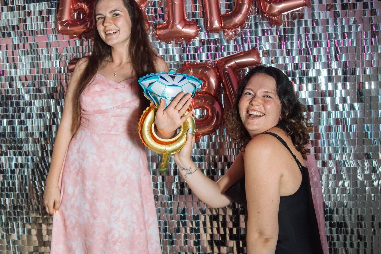 Арендовать Тёмный караоке лофт-зал