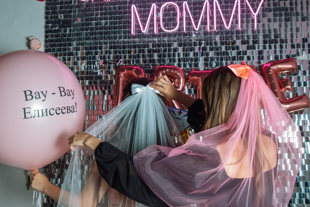 Арендовать Тёмный караоке лофт-зал