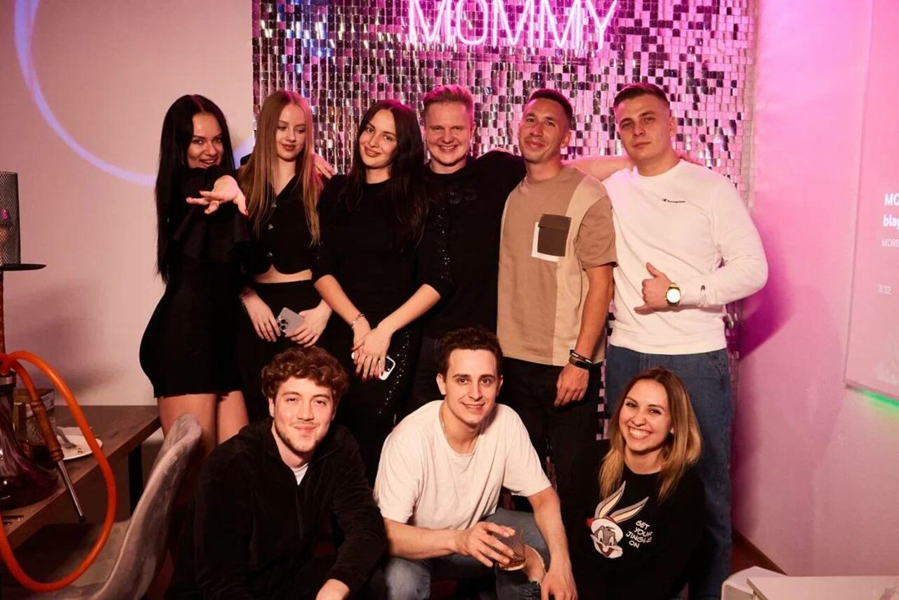 Арендовать Тёмный караоке лофт-зал