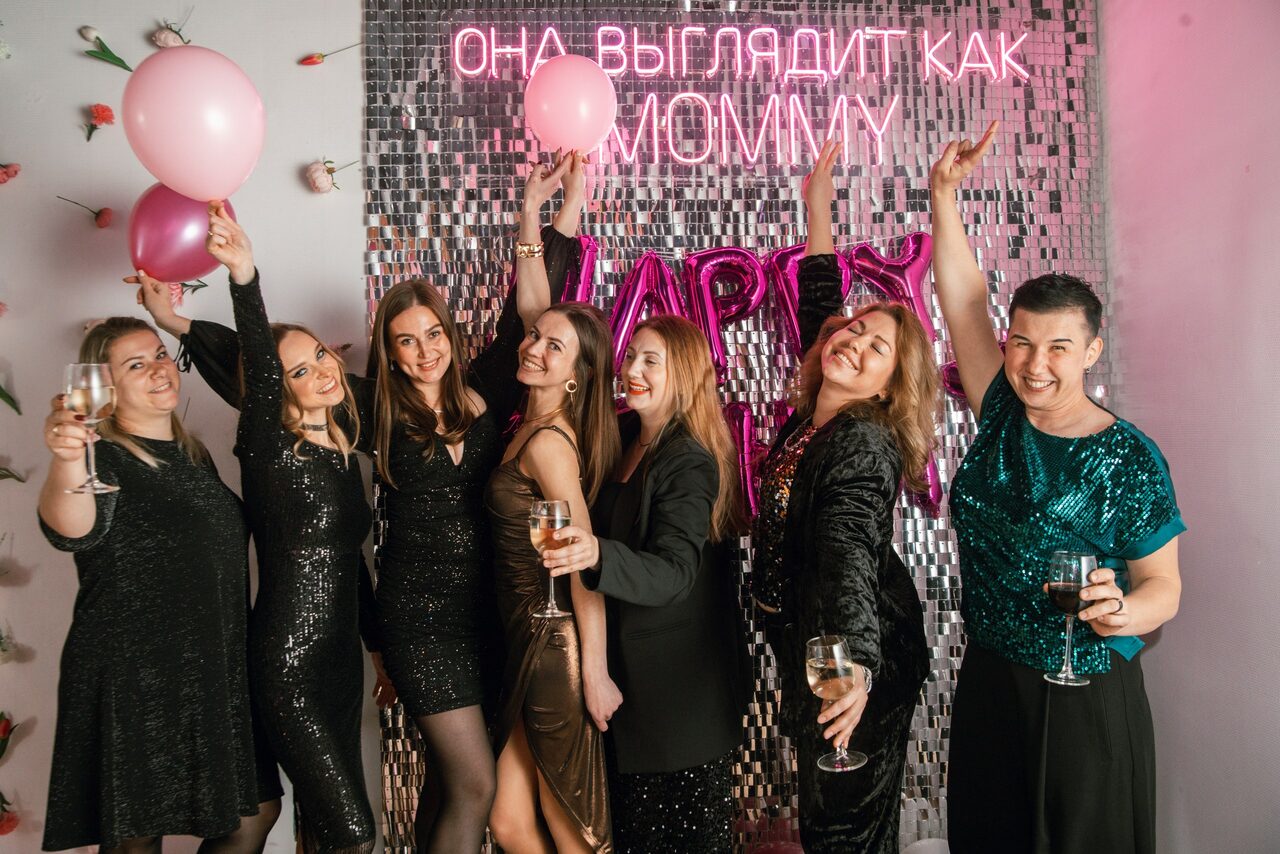 Арендовать Тёмный караоке лофт-зал