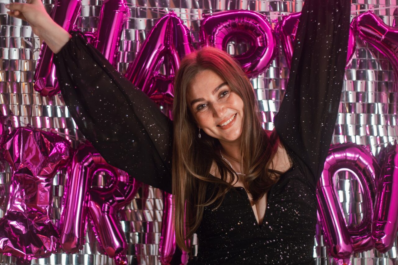 Арендовать Тёмный караоке лофт-зал