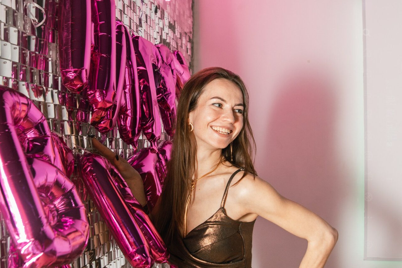 Арендовать Тёмный караоке лофт-зал