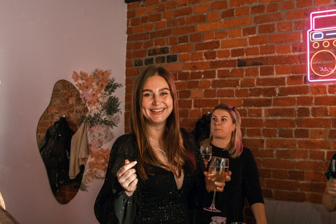 Арендовать Тёмный караоке лофт-зал