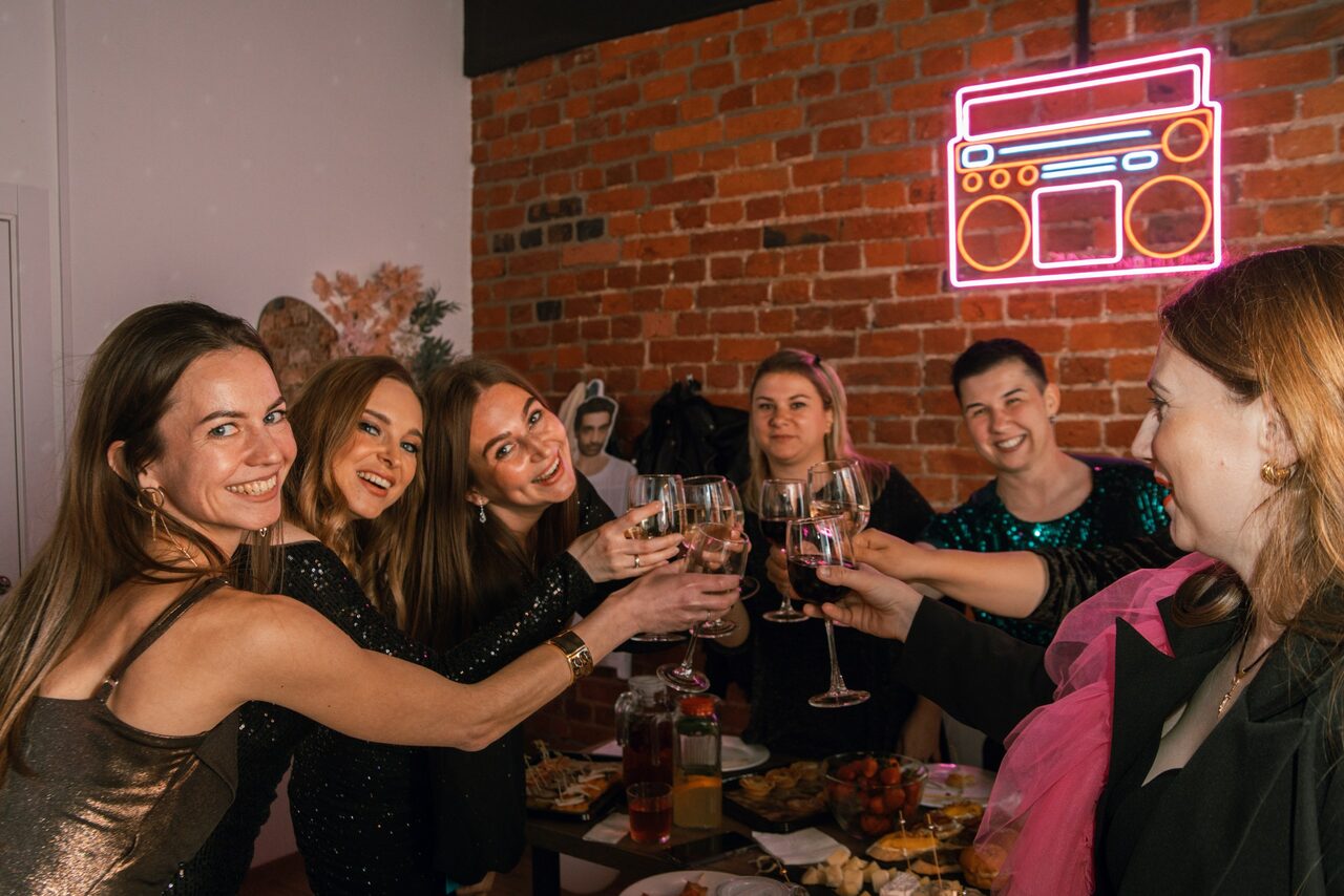 Арендовать Тёмный караоке лофт-зал