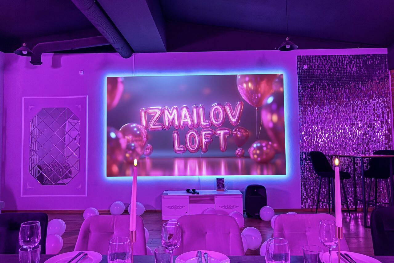 Арендовать Просторный лофт-зал с неоном