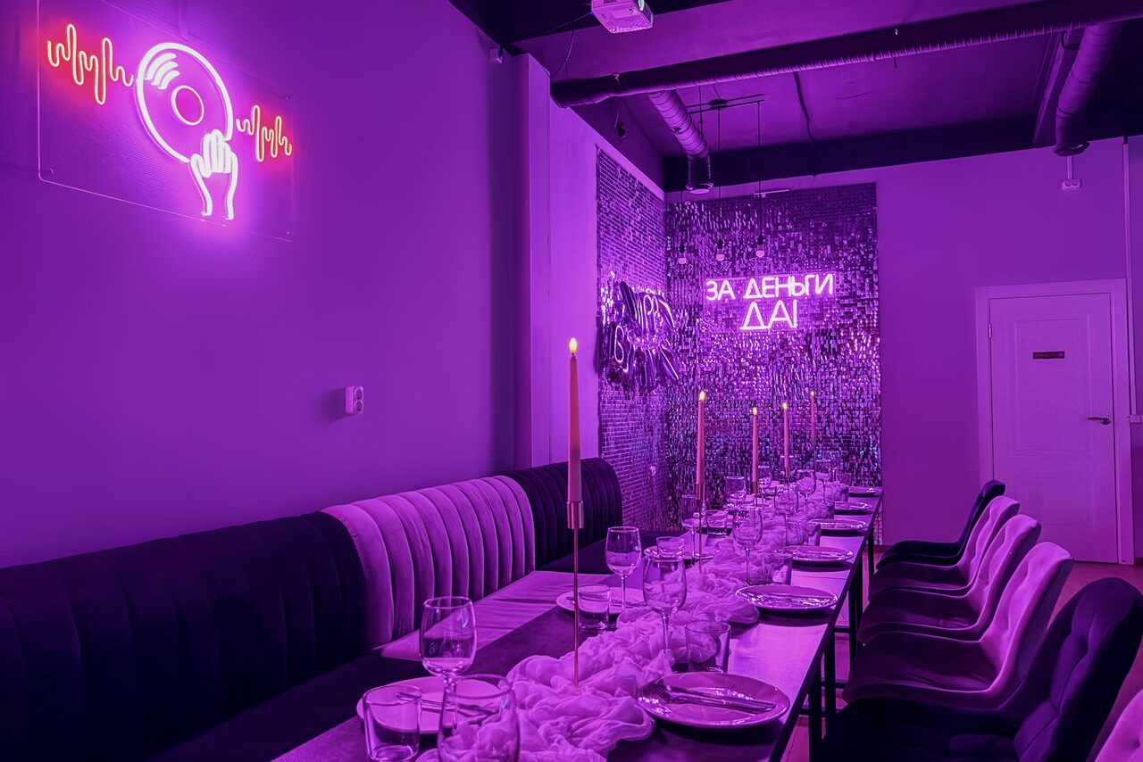 Арендовать Просторный лофт-зал с неоном