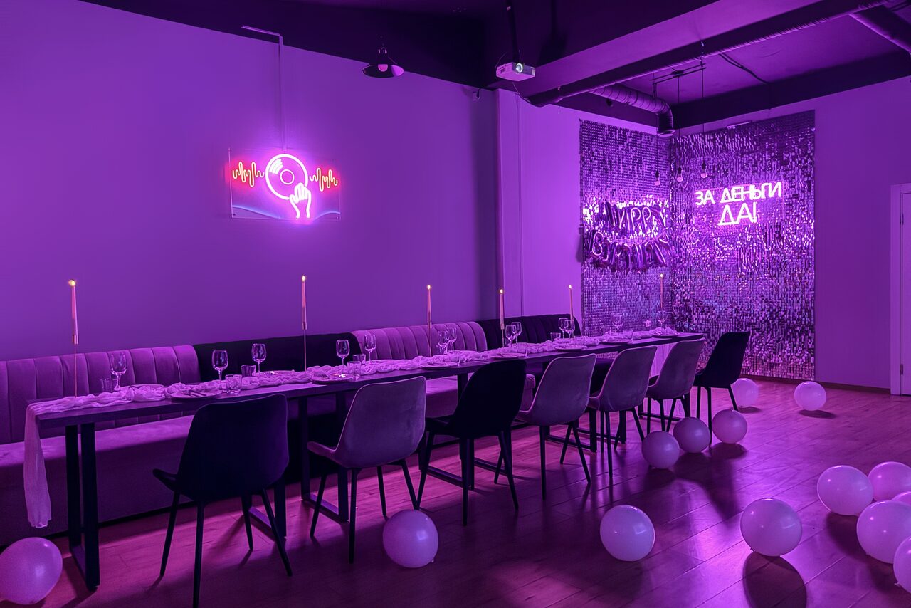 Арендовать Просторный лофт-зал с неоном