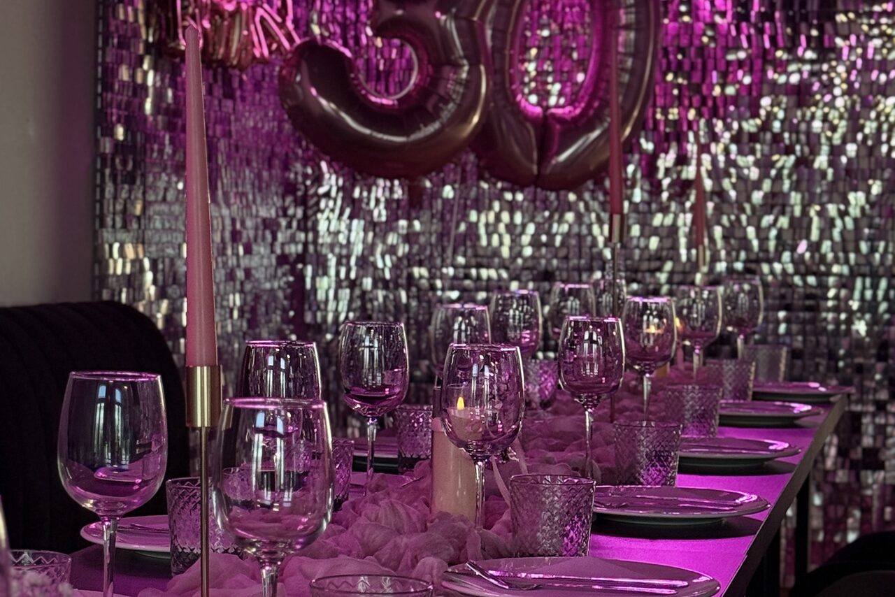 Арендовать Просторный лофт-зал с неоном