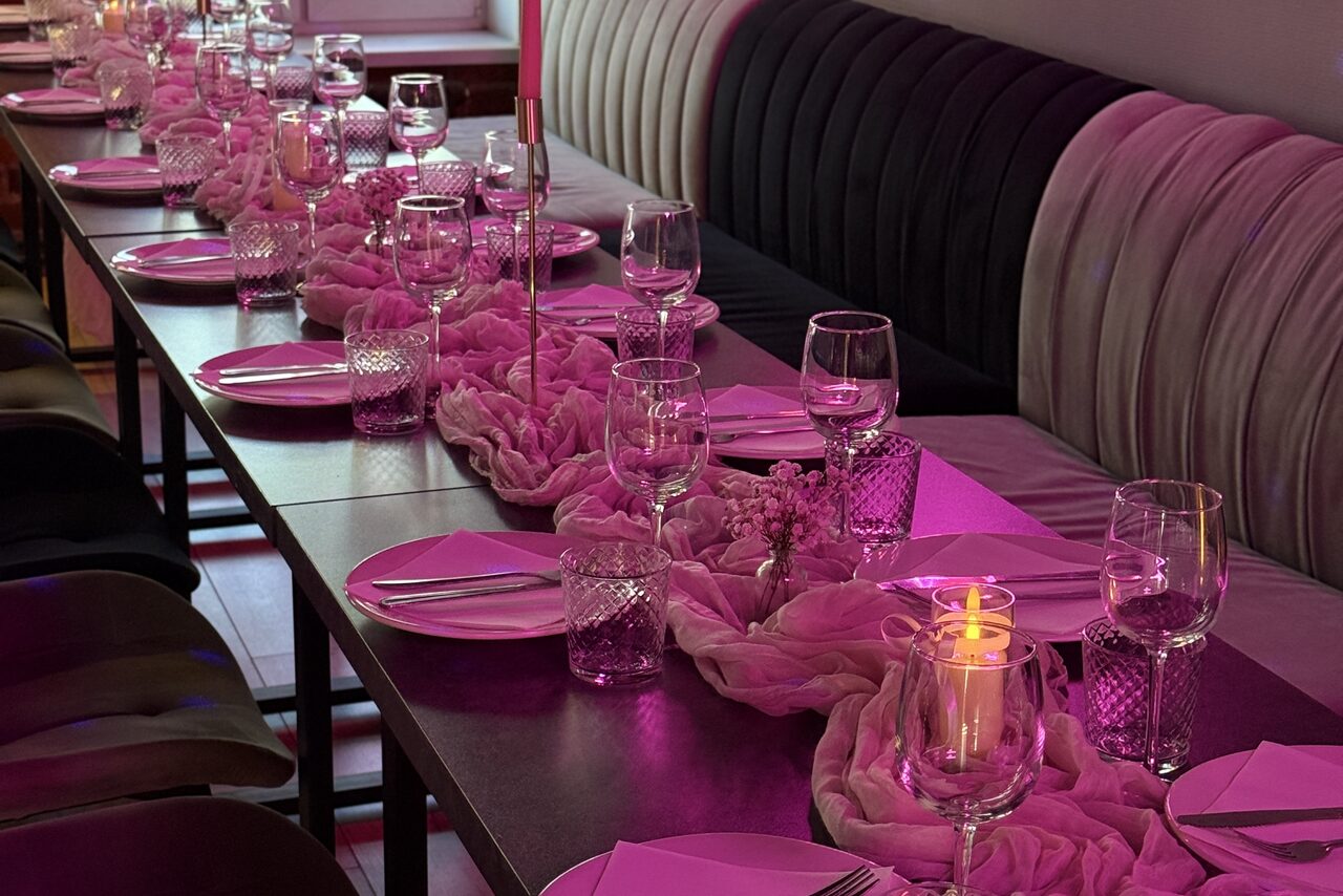 Арендовать Просторный лофт-зал с неоном