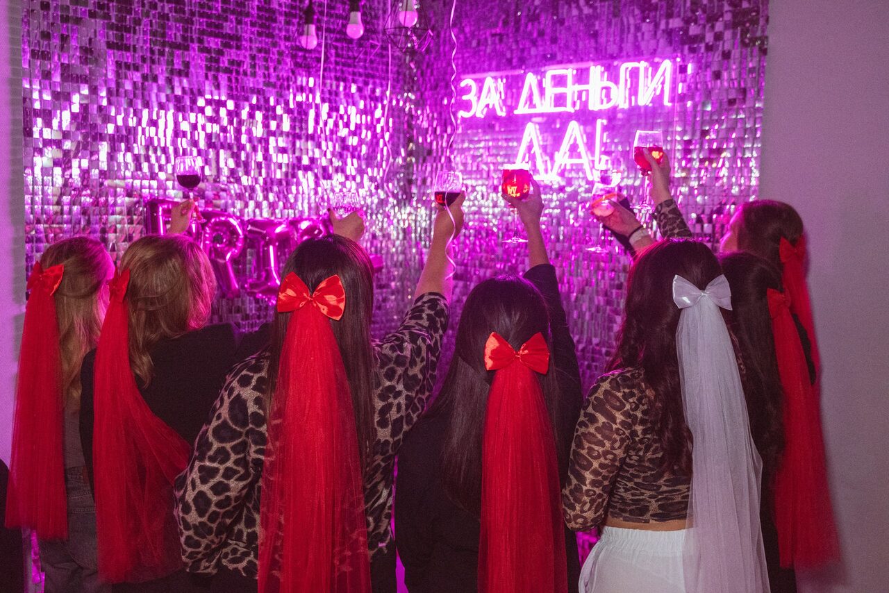 Арендовать Просторный лофт-зал с неоном