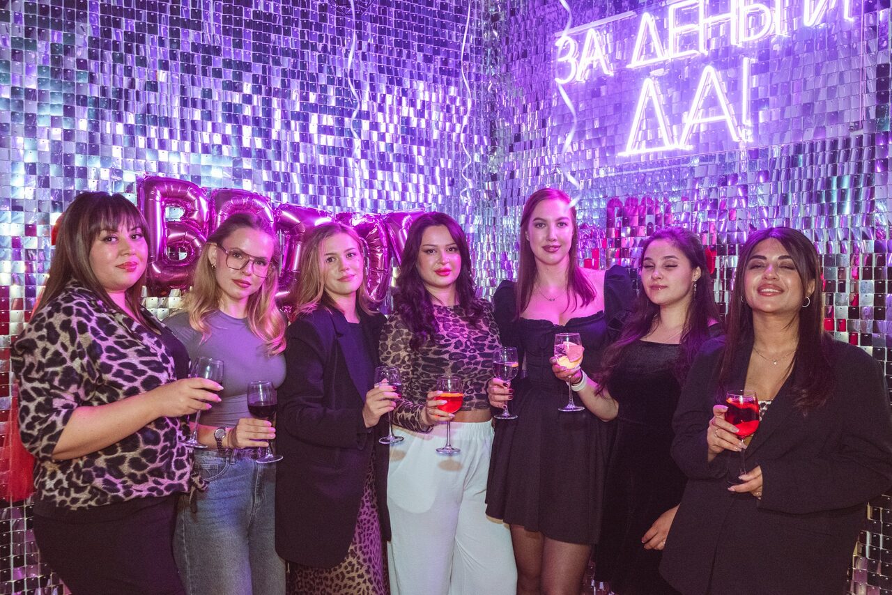 Арендовать Просторный лофт-зал с неоном