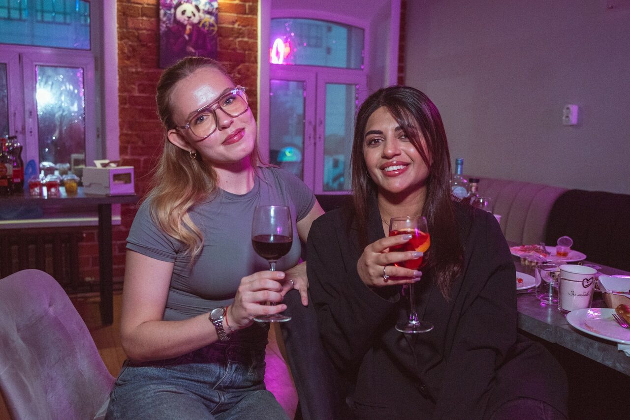 Арендовать Просторный лофт-зал с неоном