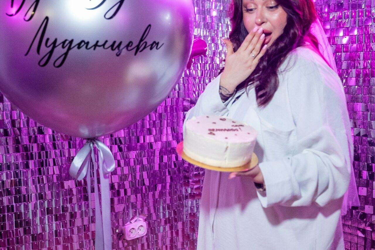 Арендовать Просторный лофт-зал с неоном