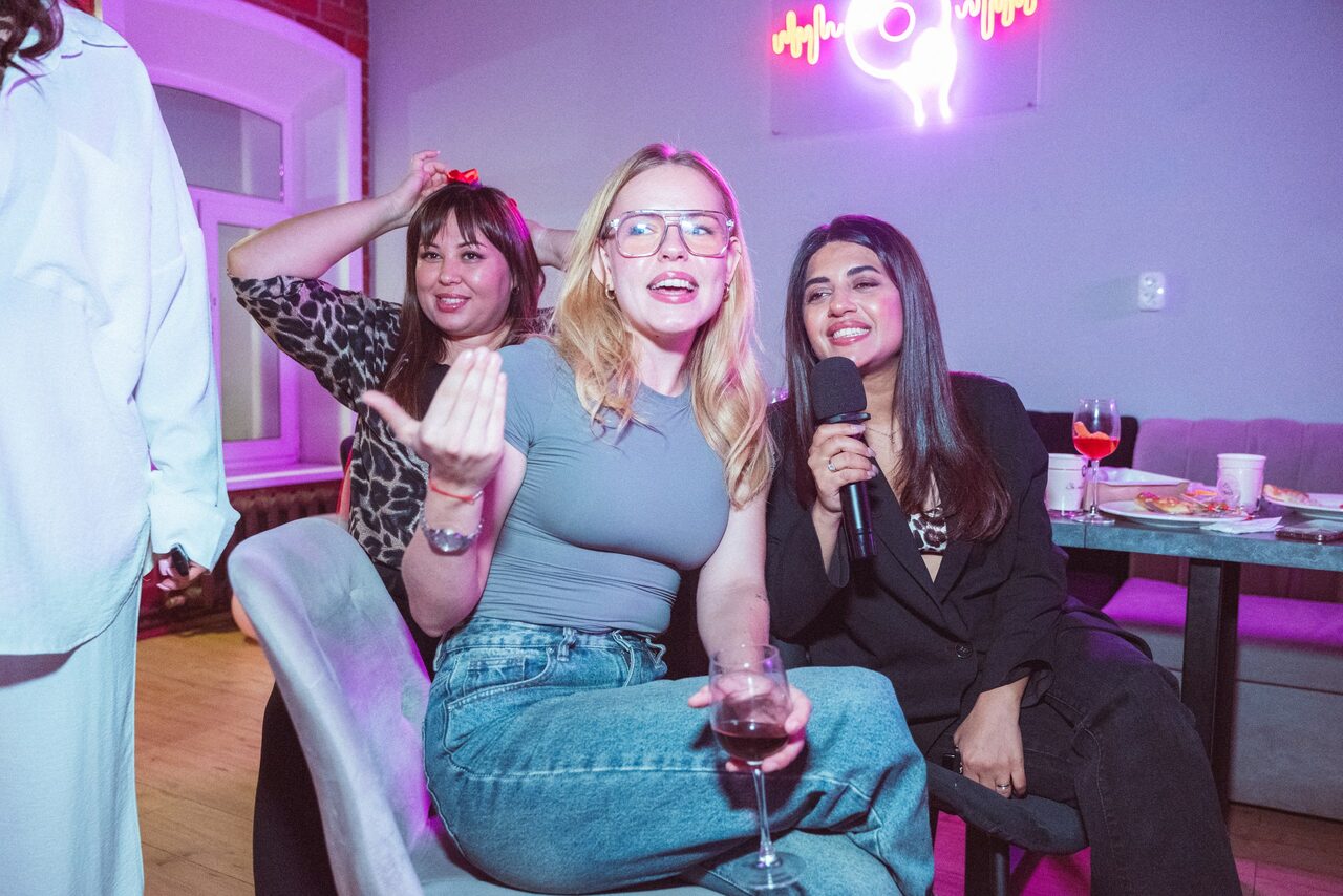 Арендовать Просторный лофт-зал с неоном