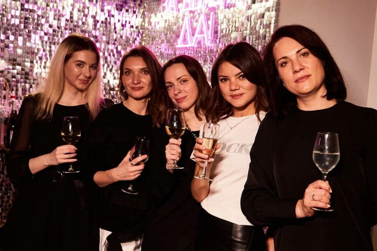 Арендовать Просторный лофт-зал с неоном