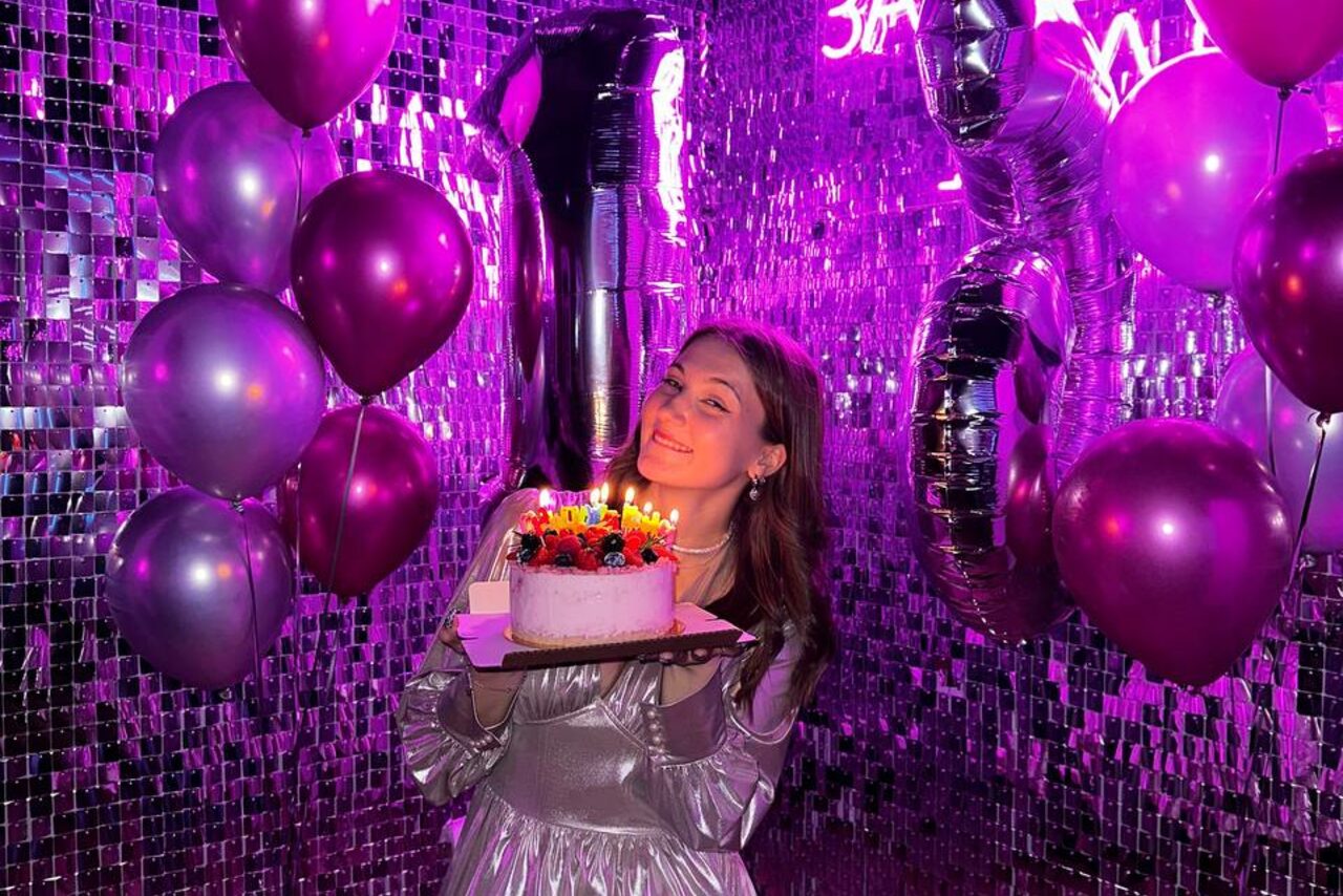 Арендовать Просторный лофт-зал с неоном