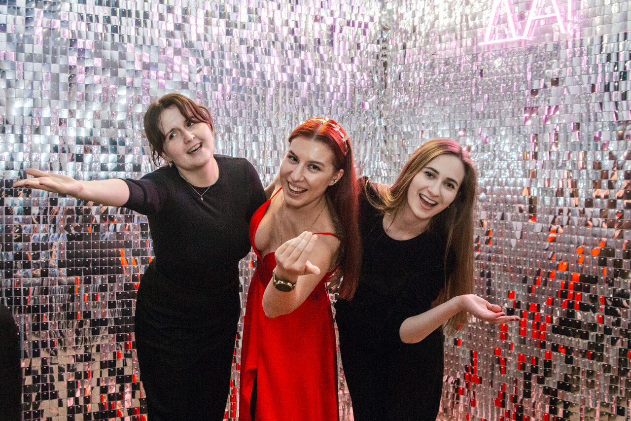 Арендовать Просторный лофт-зал с неоном