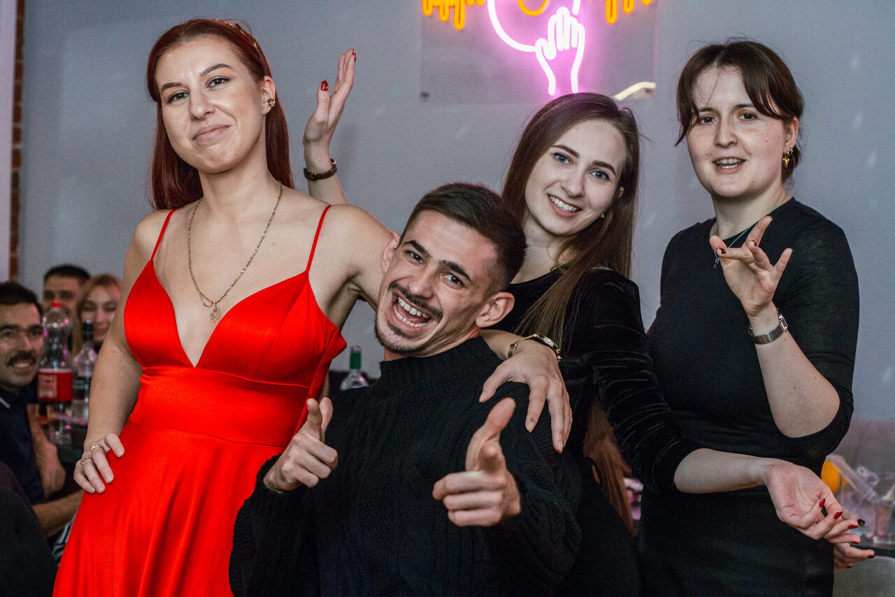 Арендовать Просторный лофт-зал с неоном