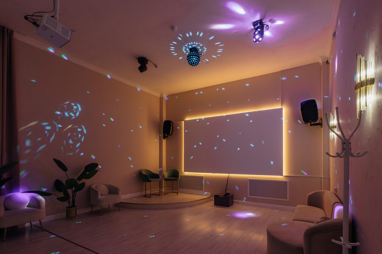 Арендовать Просторный зал со сценой