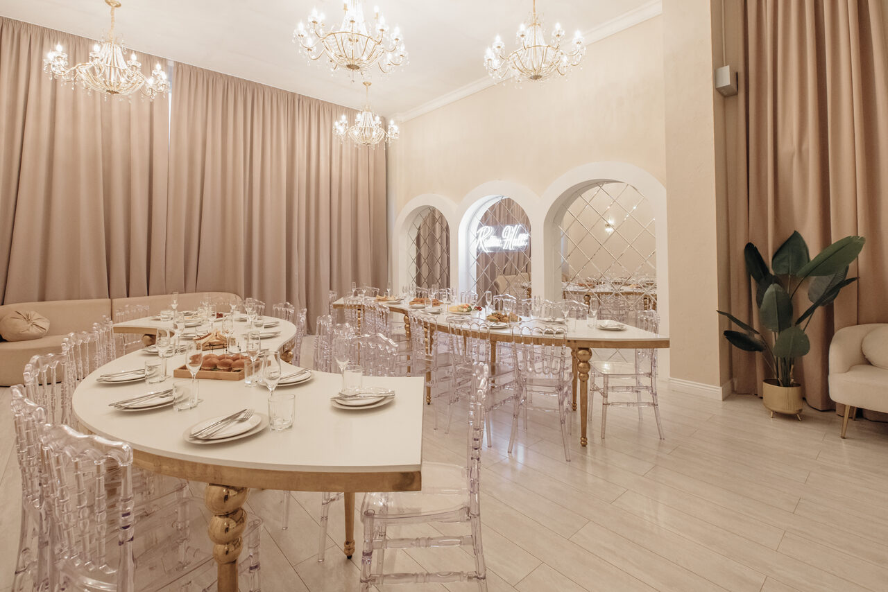 Арендовать Просторный зал со сценой