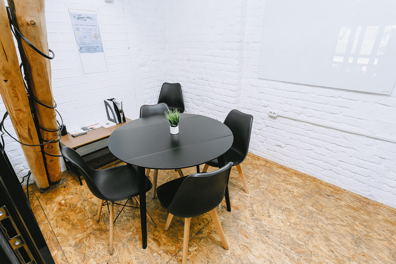 Арендовать Переговорная со стеклянной стеной