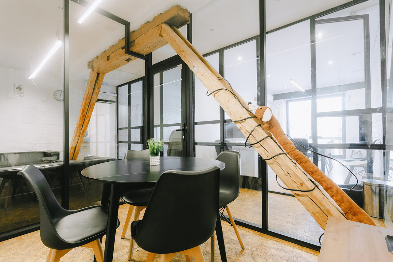 Арендовать Переговорная со стеклянной стеной