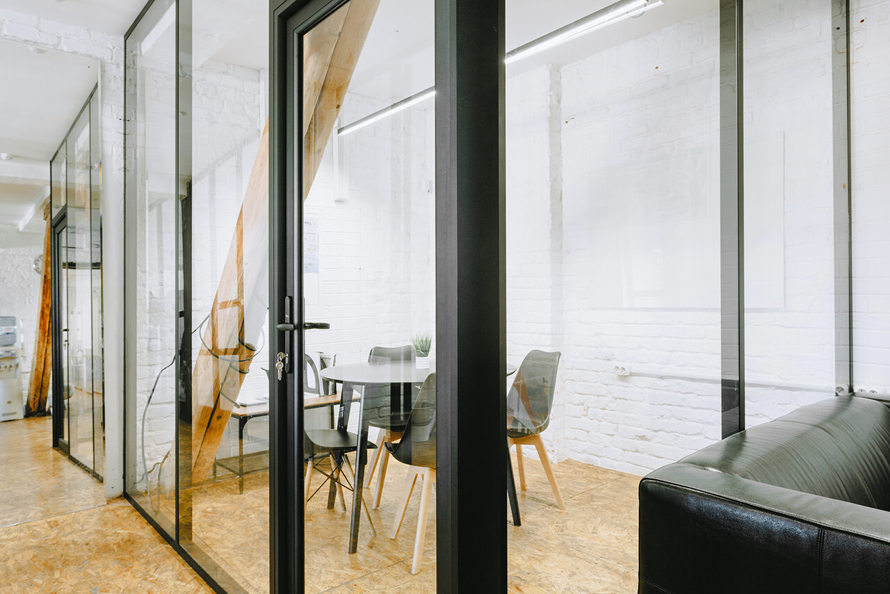 Арендовать Переговорная со стеклянной стеной