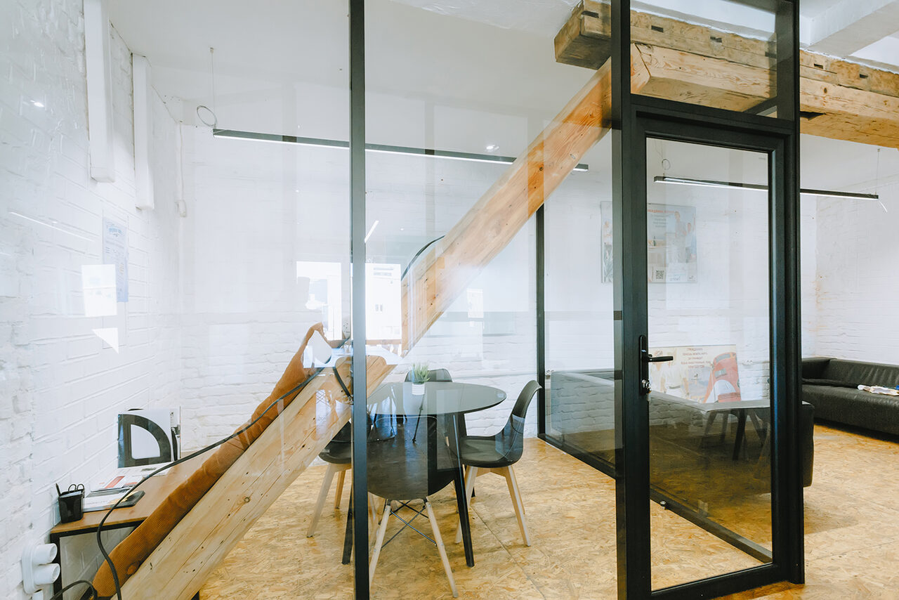 Арендовать Переговорная со стеклянной стеной