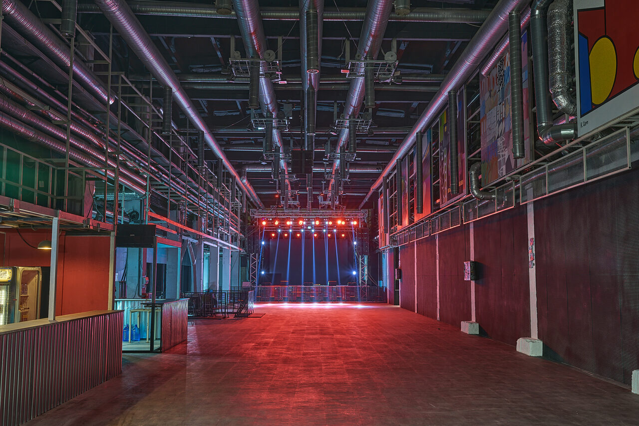 Арендовать Лофт Графит. Огромное пространство со сценой