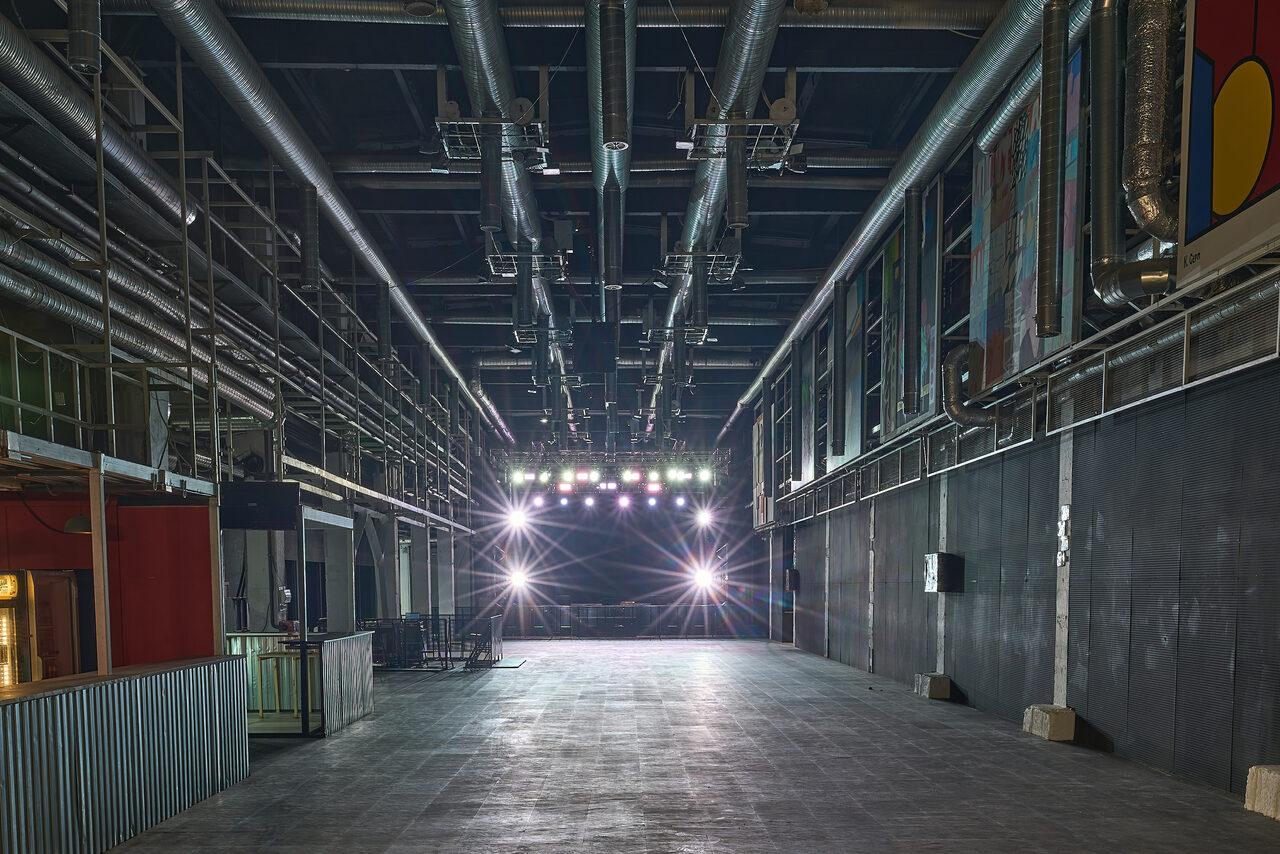 Арендовать Лофт Графит. Огромное пространство со сценой