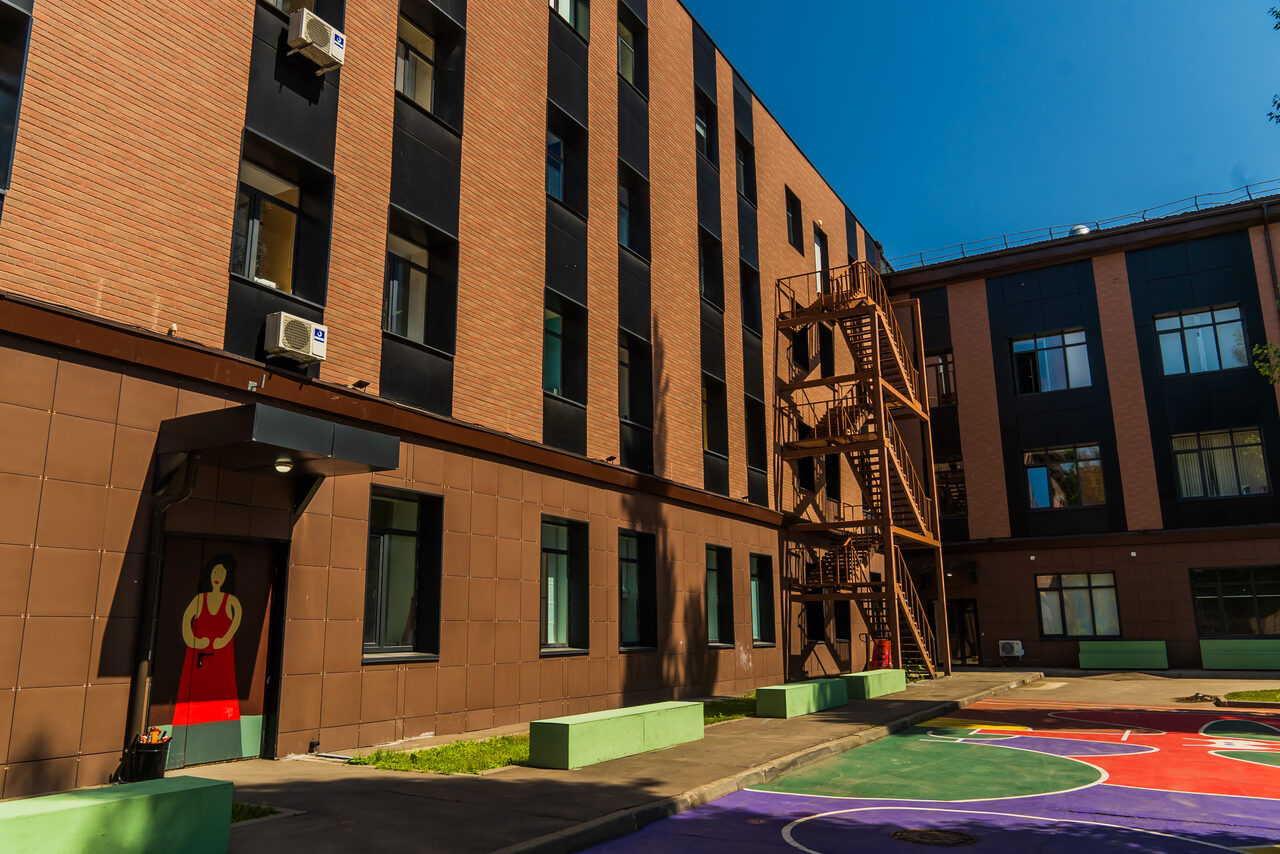 Арендовать Яркое уличное пространство