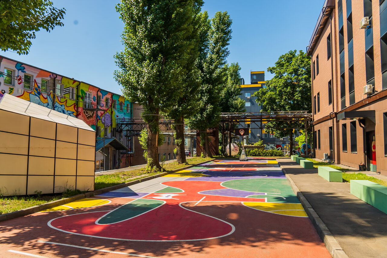 Арендовать Яркое уличное пространство