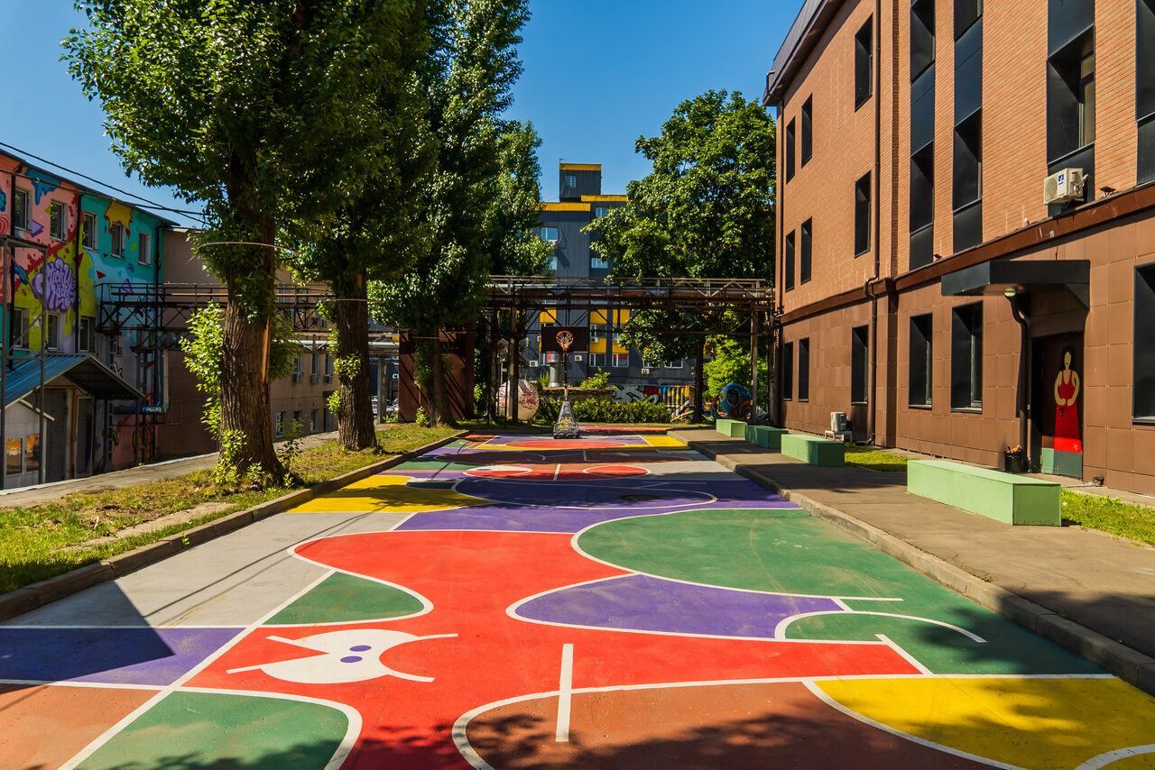 Арендовать Яркое уличное пространство