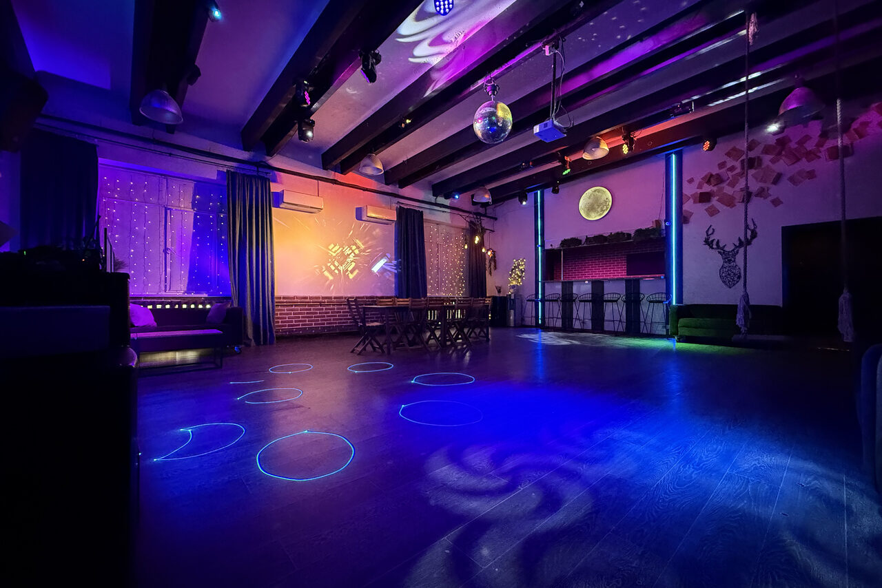 Арендовать Лофт со сценической аппаратурой, грилем и верандой