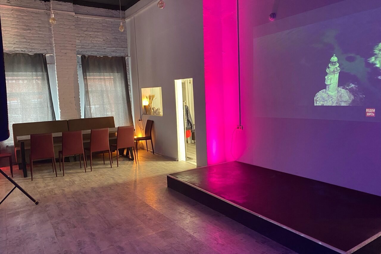 Арендовать Уютный лофт со светомузыкой