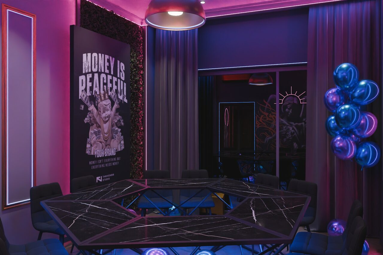 Арендовать ИглуЛофт. Свифт. Античный лофт-зал с неоном