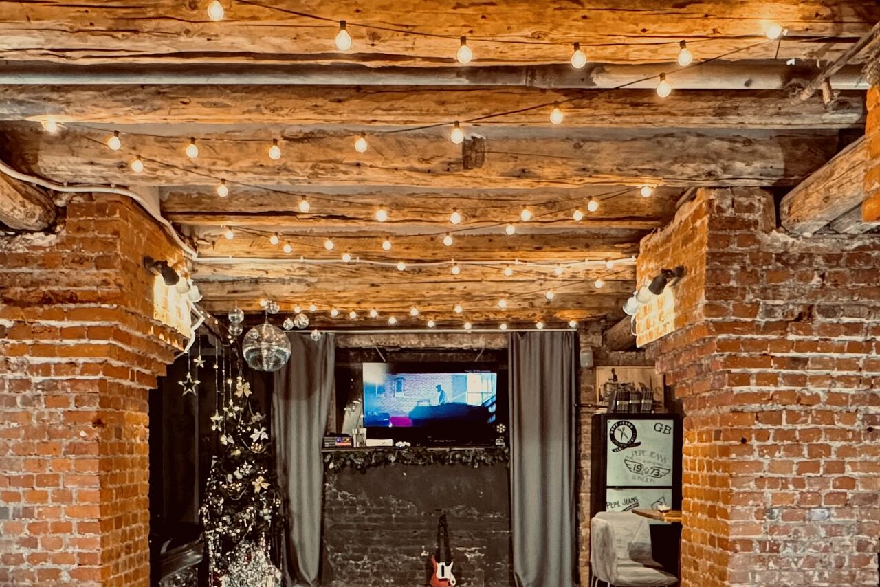 Арендовать Уютный лофт со сценой