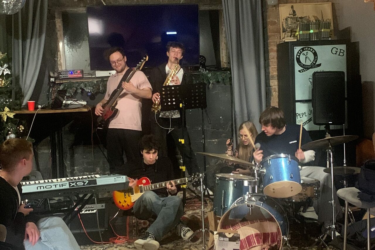 Арендовать Уютный лофт со сценой