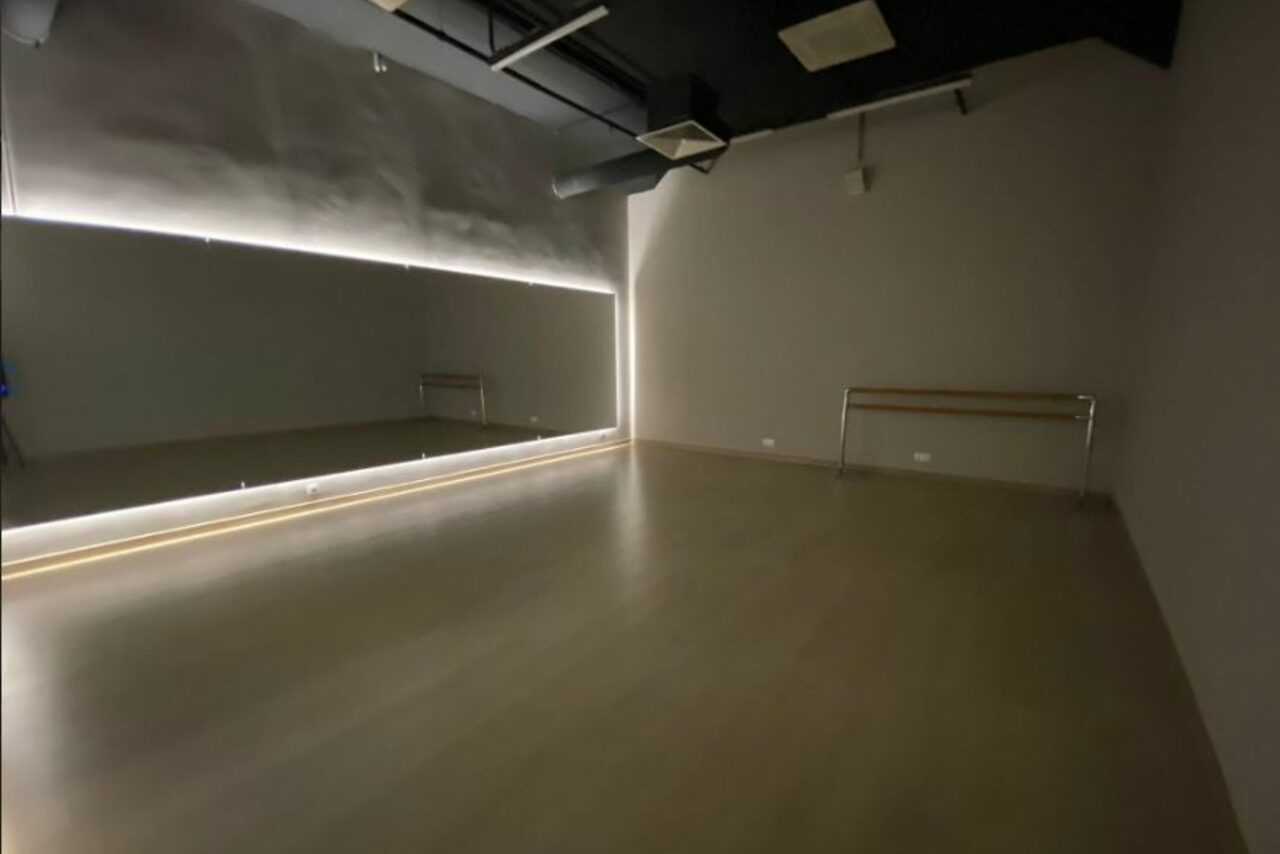 Арендовать Современный зал с зеркалами