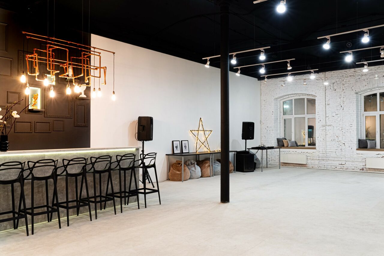 Арендовать Светлый лофт с большими окнами и выходом на веранду