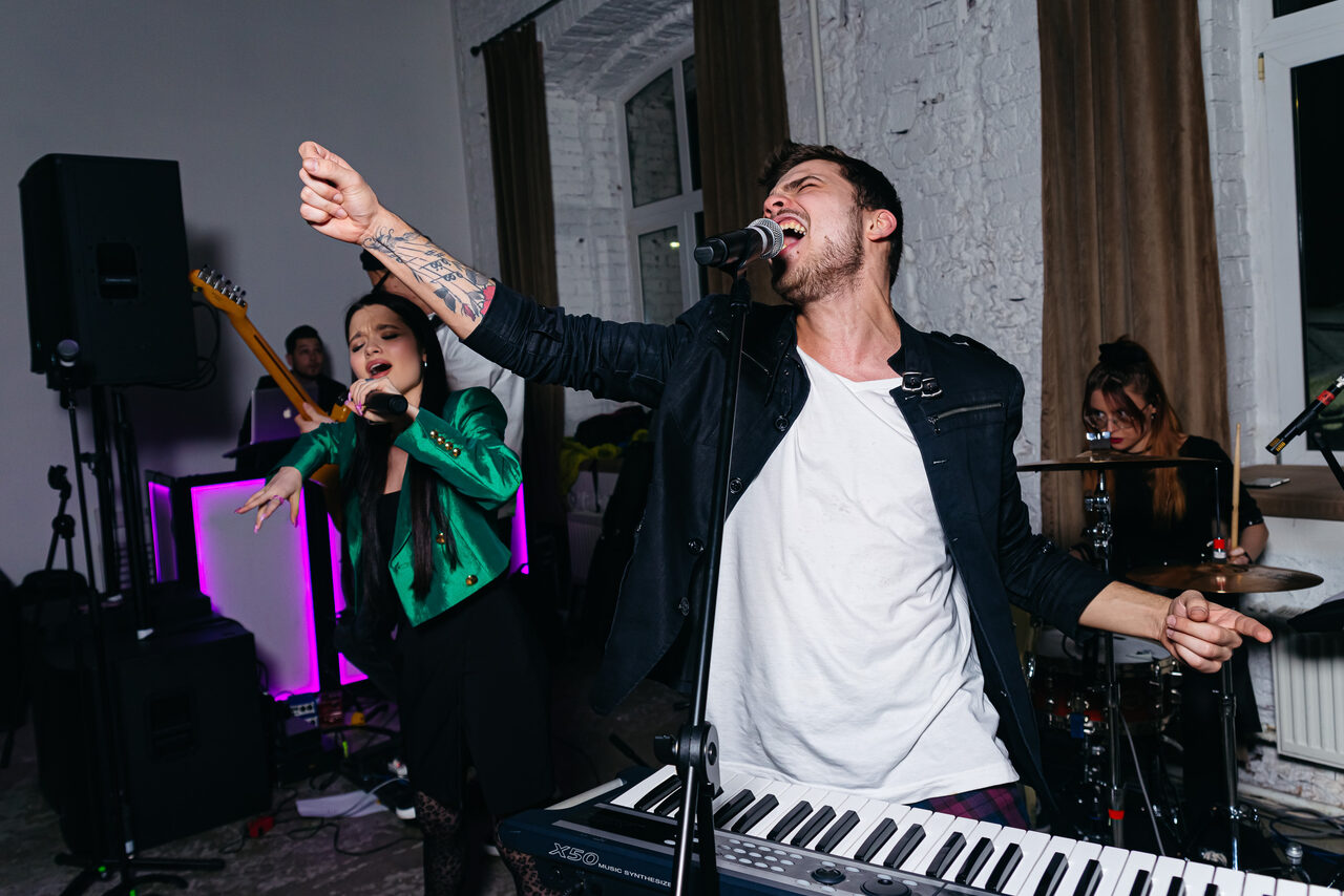 Арендовать Светлый лофт с большими окнами и выходом на веранду