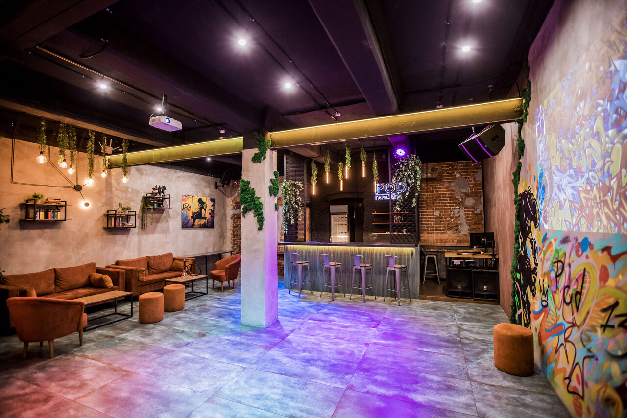 Арендовать Дизайнерский лофт с неоном