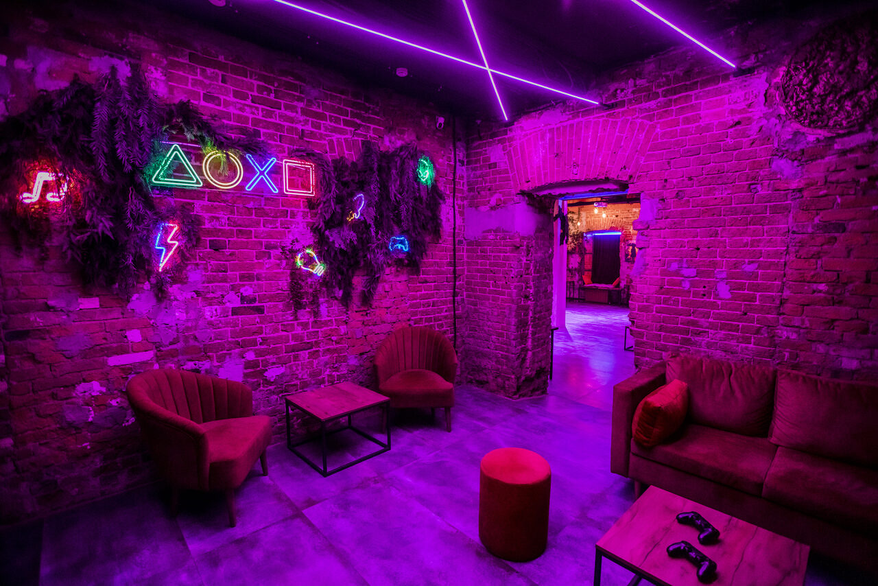 Арендовать Дизайнерский лофт с неоном