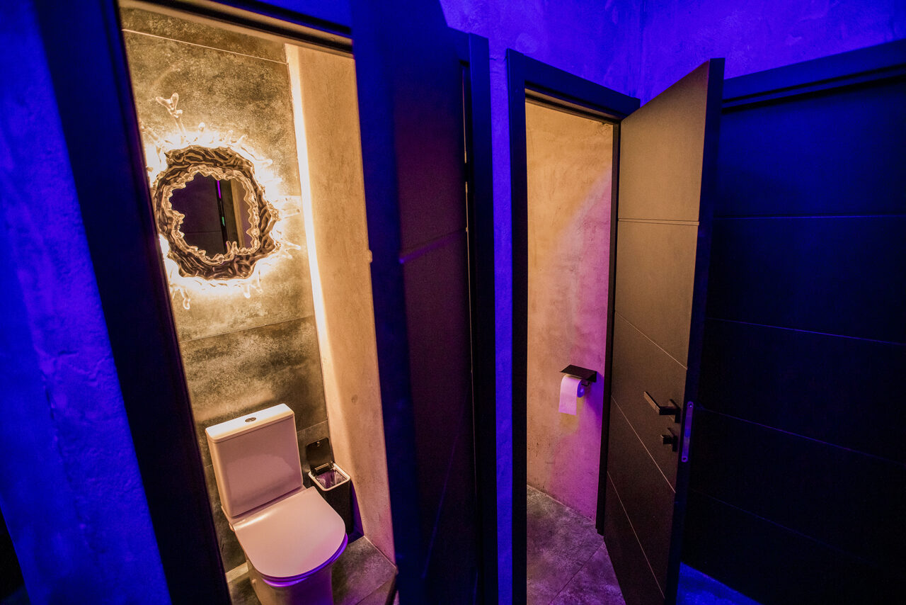 Арендовать Дизайнерский лофт с неоном