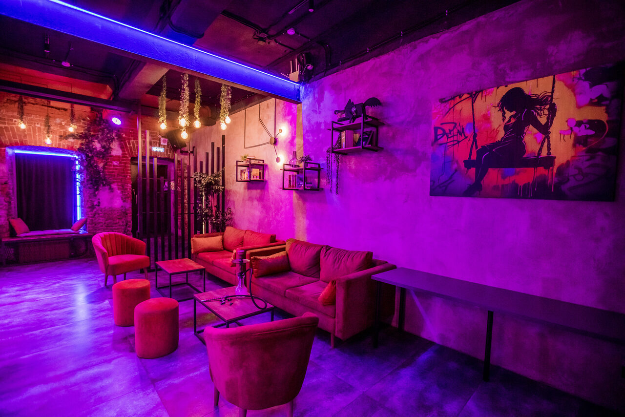 Арендовать Дизайнерский лофт с неоном