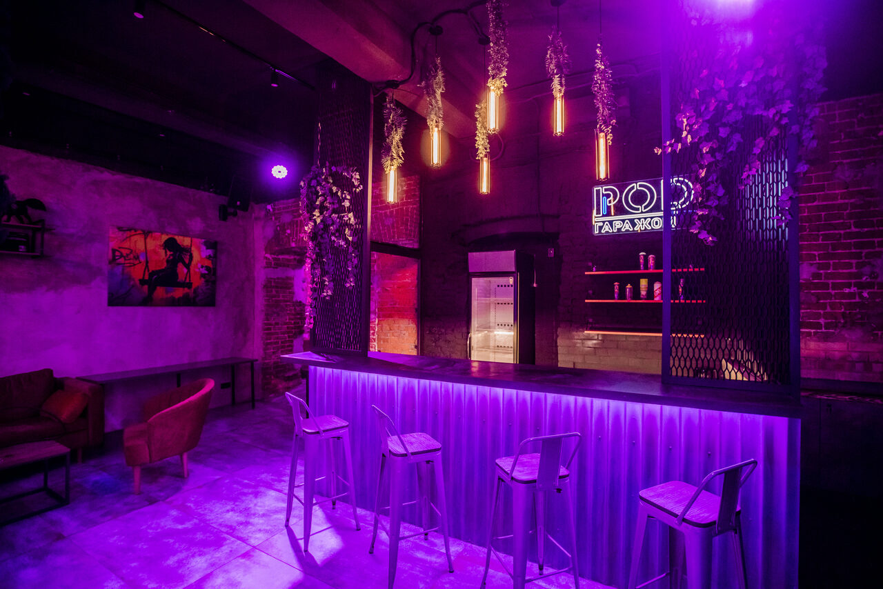 Арендовать Дизайнерский лофт с неоном